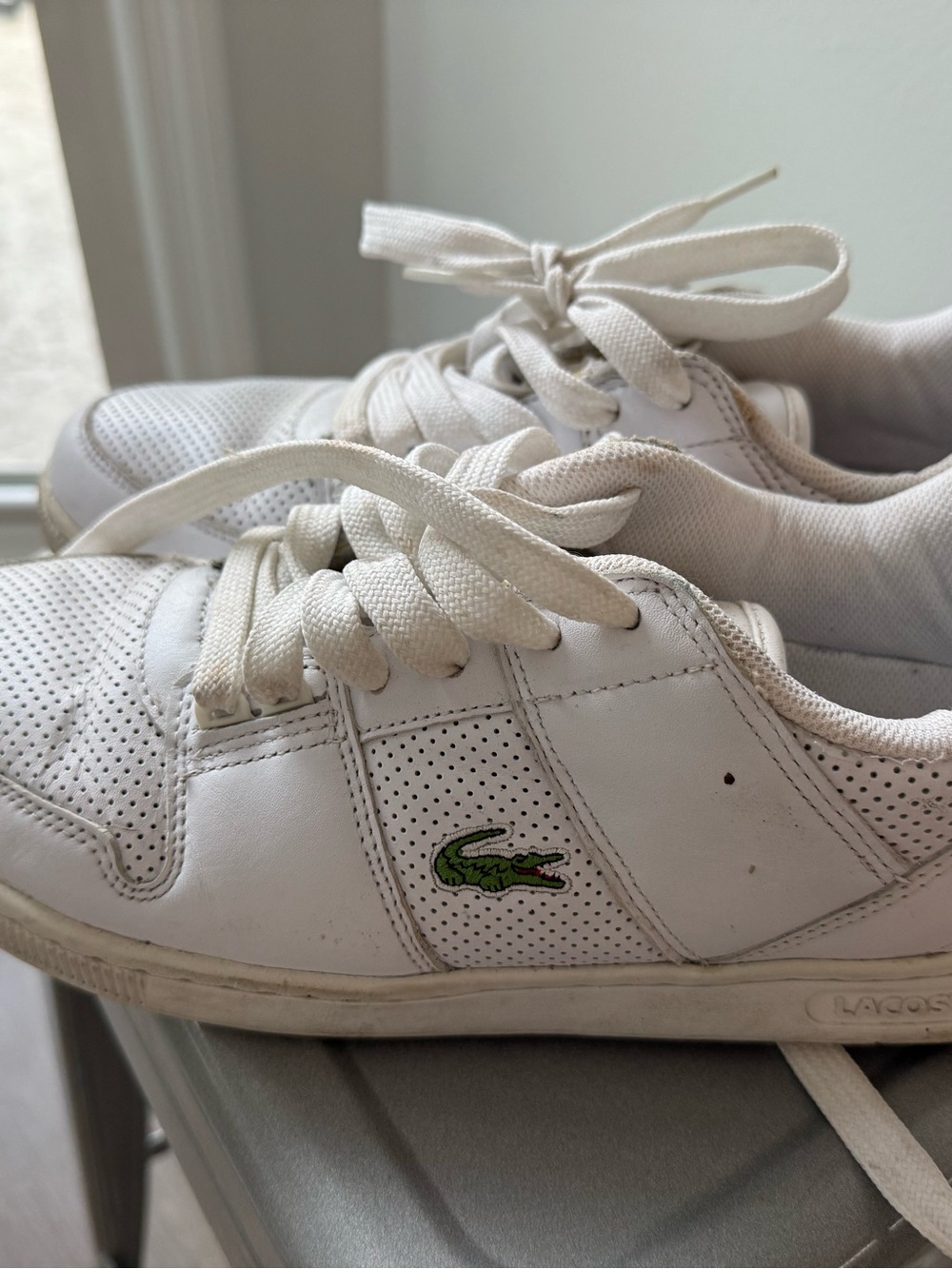Lacoste White Leather Sneakers with Green Croc Accent. Men’s 10.5 US